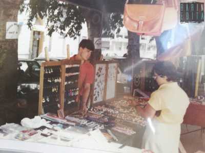 ...nel 1979, ritrovandomi solo senza pap�, decisi di stabilizzarmi aprendo una bancarella in via Nicolai dove ora vi � un garage, anche se mi discostai dagli oggetti da cucina per vendere orecchini e borse di cuoio, pi� semplici da trasportare�